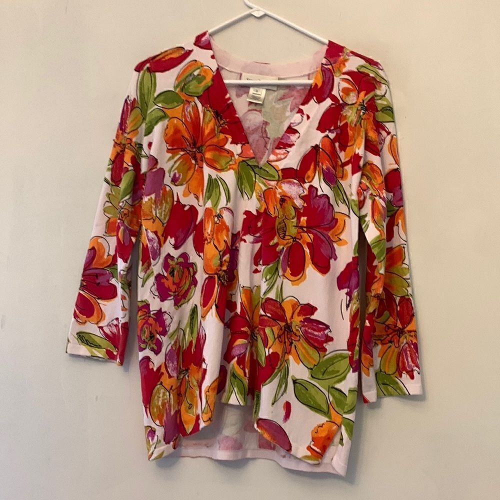 Susan Bristol V neckย white sweater with brightโflowers and beading SizeโS